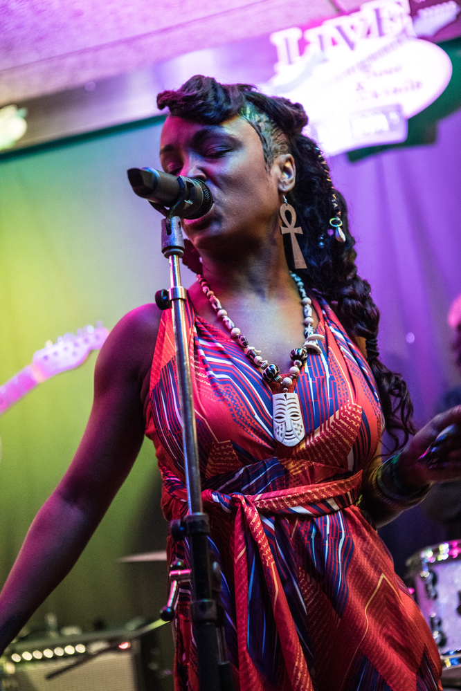 Kat Riggins, Kat Riggins, 
