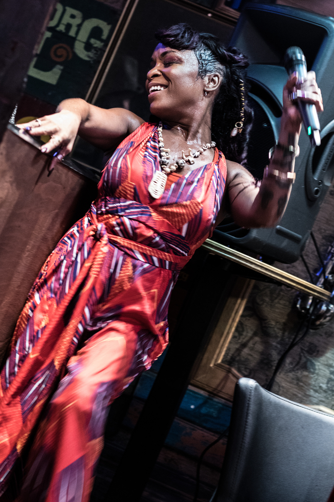 Kat Riggins, Kat Riggins, 
