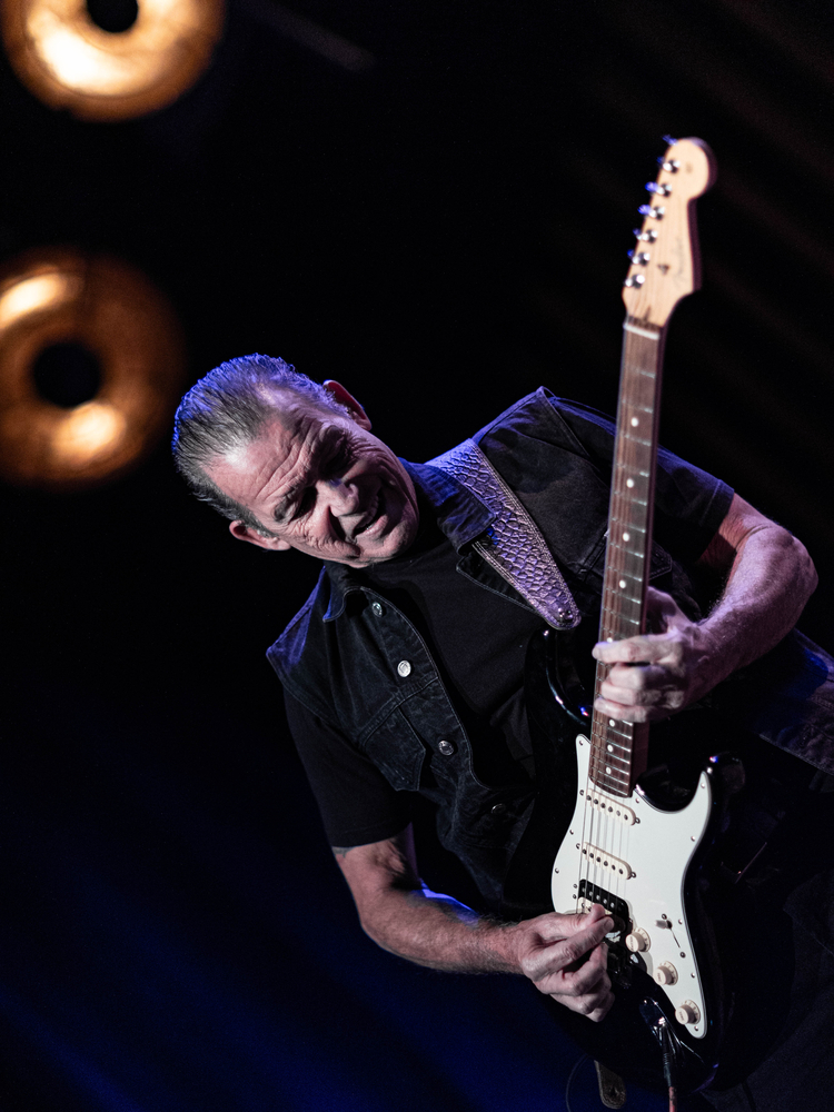 Tommy Castro 
