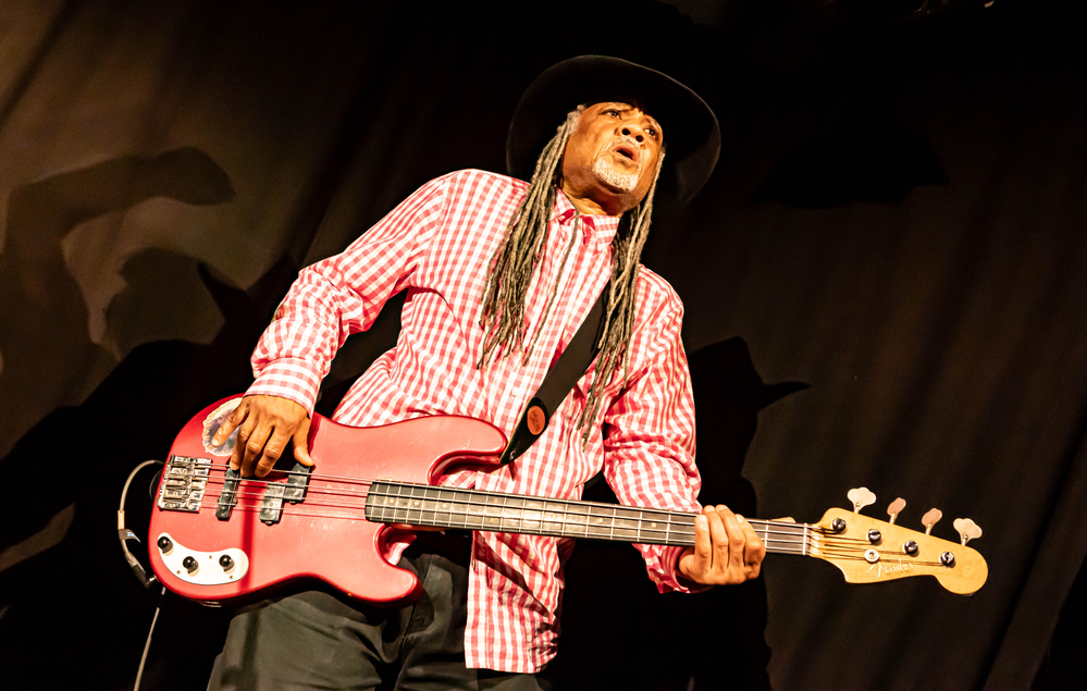  Angus Bangus Thomas, 
