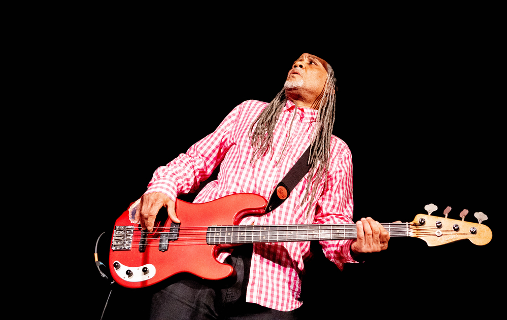  Angus Bangus Thomas, 
