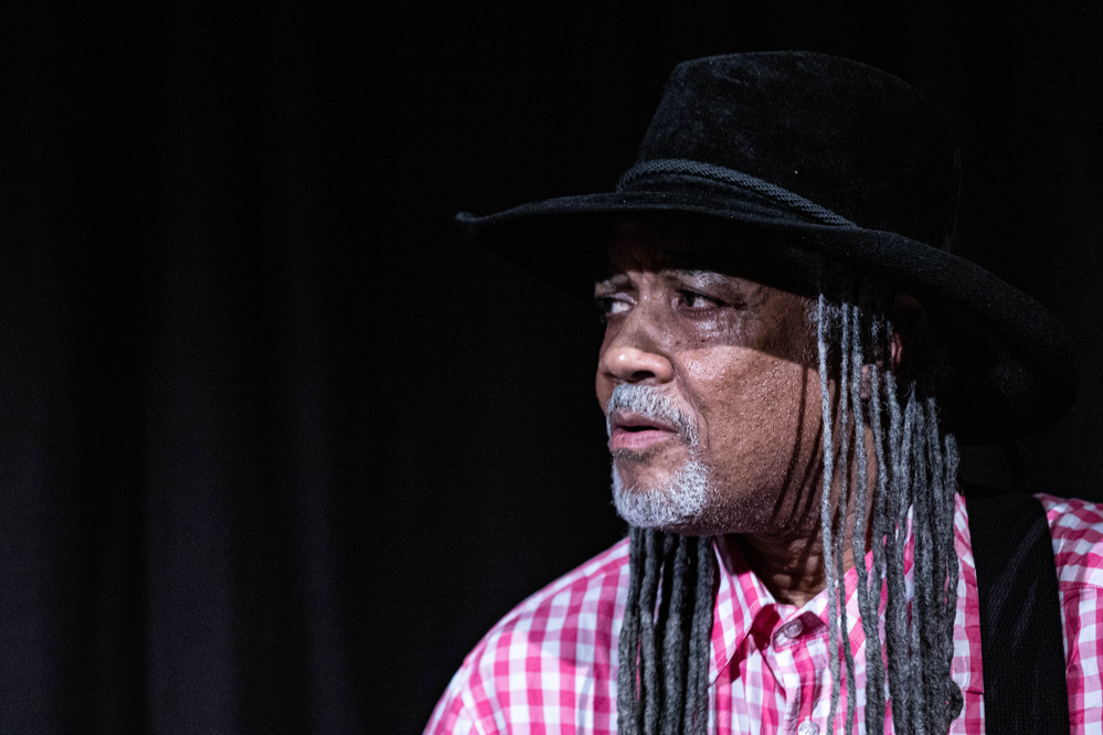  Angus Bangus Thomas, 
