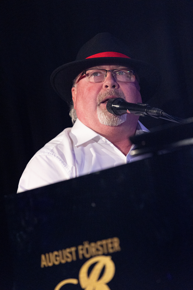 Steve Big Man Clayton, 
