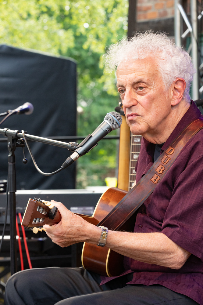 Doug Macleod, 
