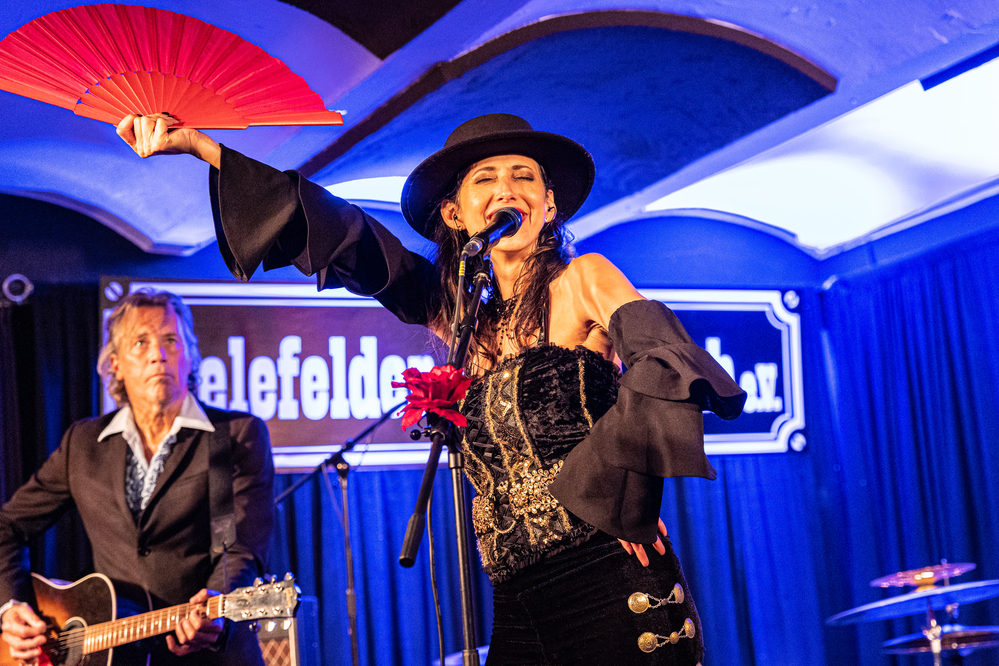 Patricia Vonne, Robert LaRoche, 
