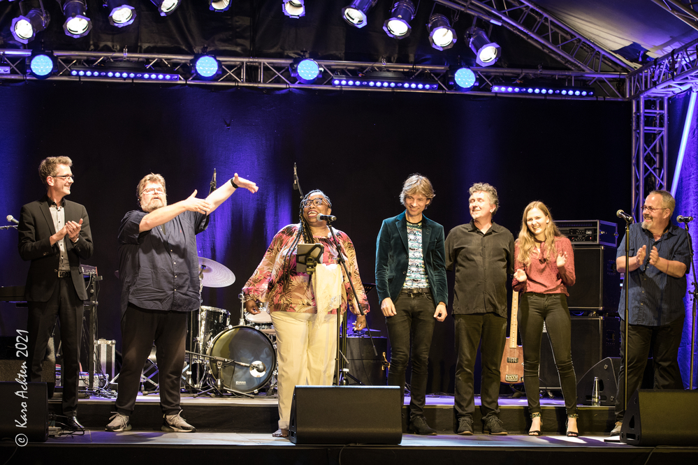 Dorrey Lin Lyles, Horst Bergmeyer, Oliver Spanuth, Gregor Hilden, Oliver Geselbracht, Tommy Schneller
