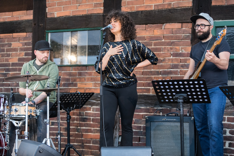 Simon Danninger, Jade MacRae, Johannes GÃ¶ller,
