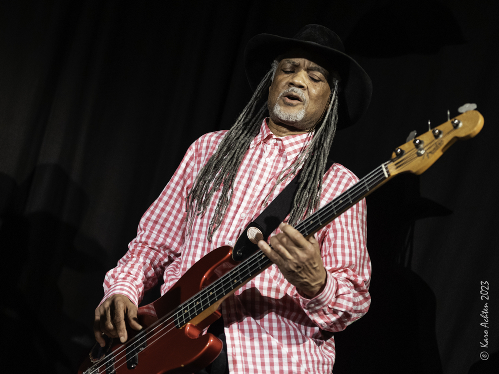 Angus Bangus Thomas, 
