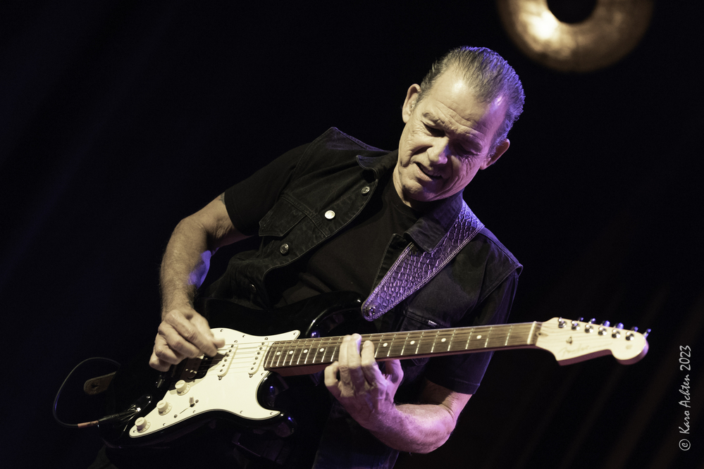 Tommy Castro, 

