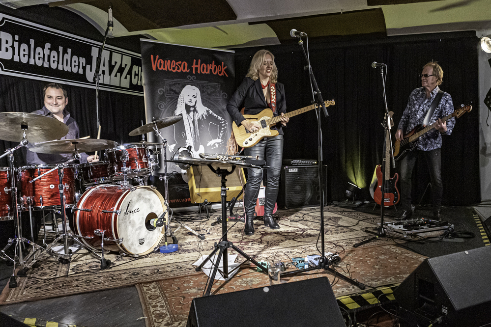 Vanesa Harbek,   Martin Engelien, Thomas Lieven,
