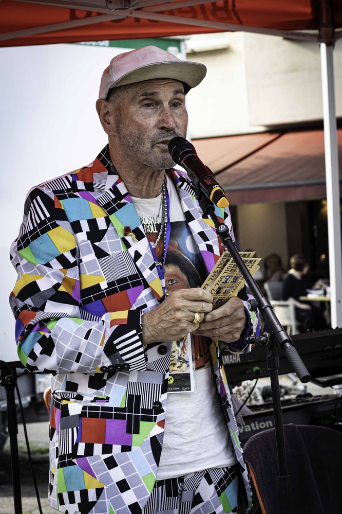 Carlo Dewe, 
