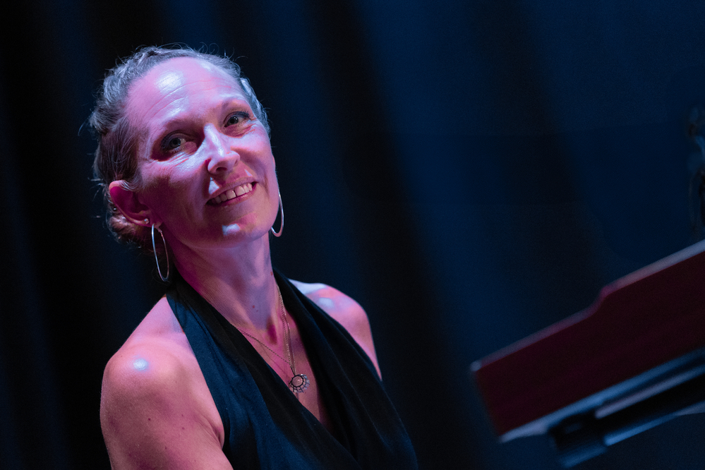 Nina Davis, 
