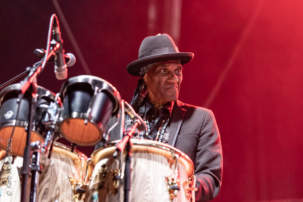Cyril Neville, 

