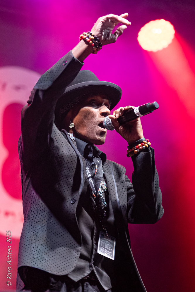 Cyril Neville, 
