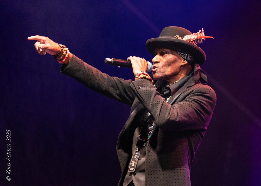 Cyril Neville, 
