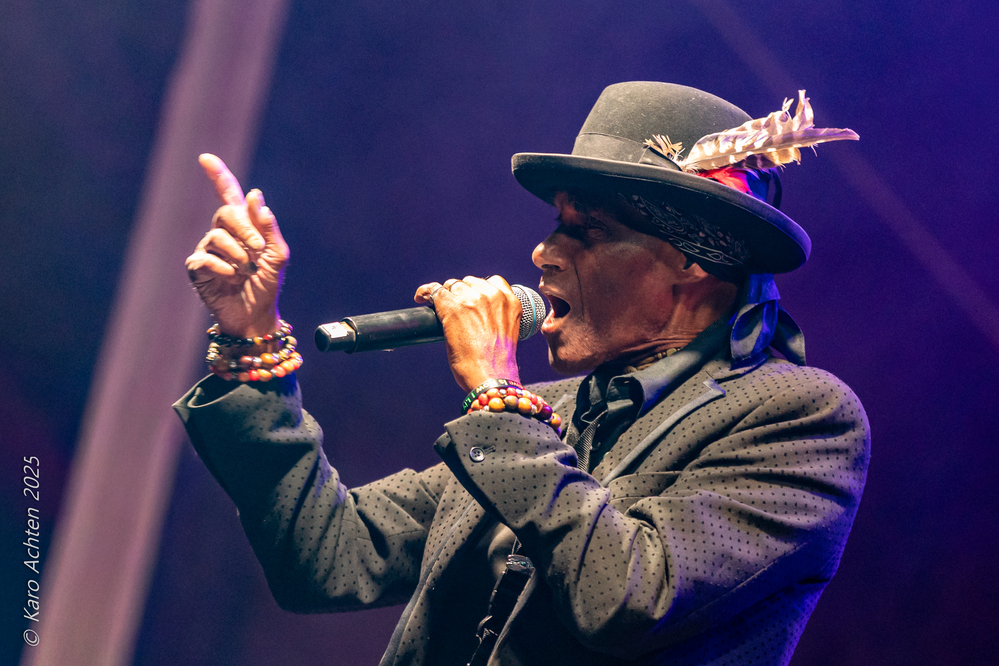 Cyril Neville, 
