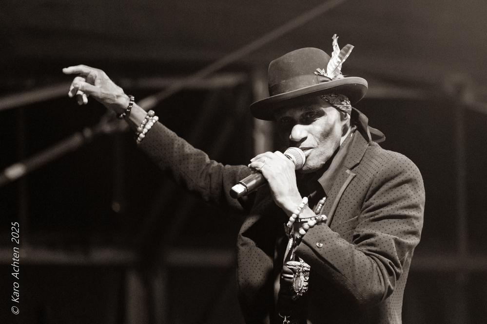 Cyril Neville, 
