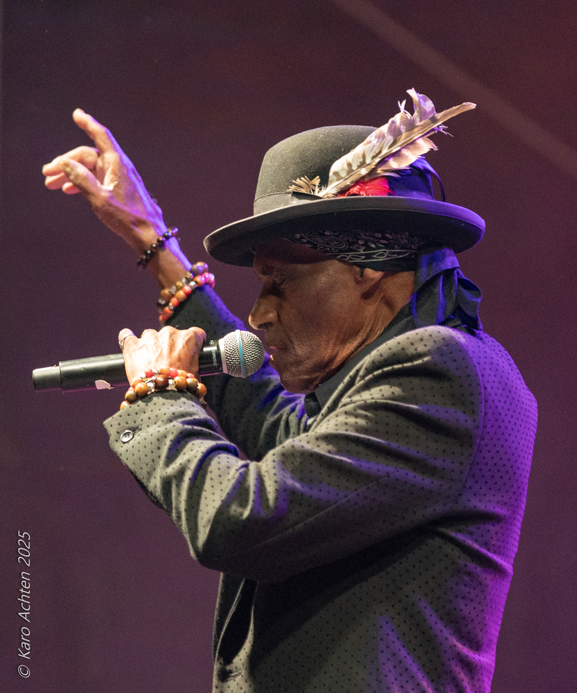 Cyril Neville, 
