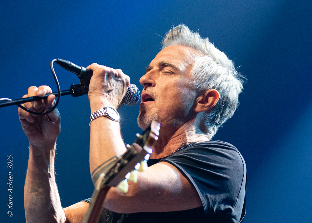 Colin James, 
