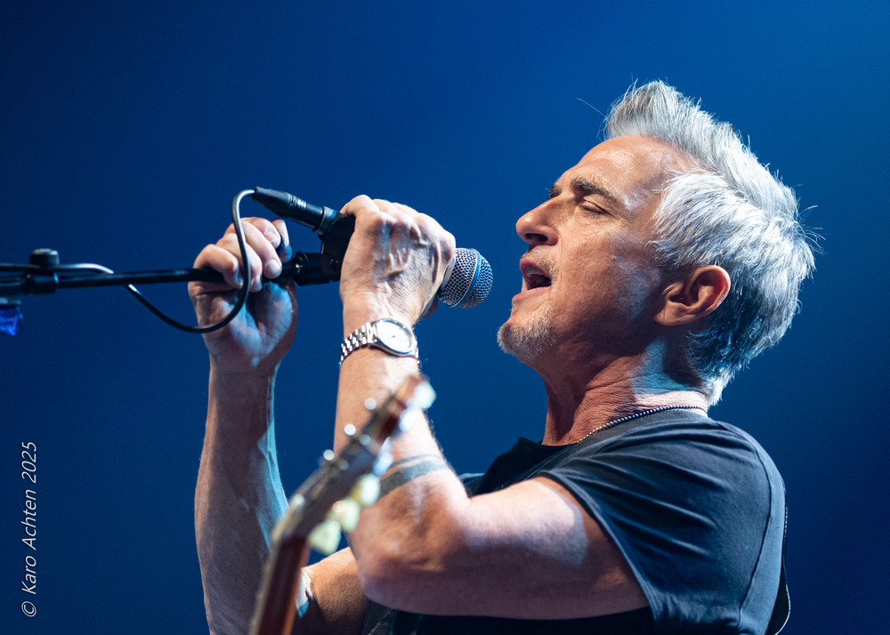 Colin James, 
