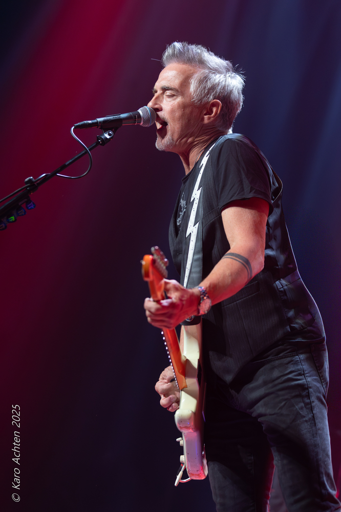 Colin James, 
