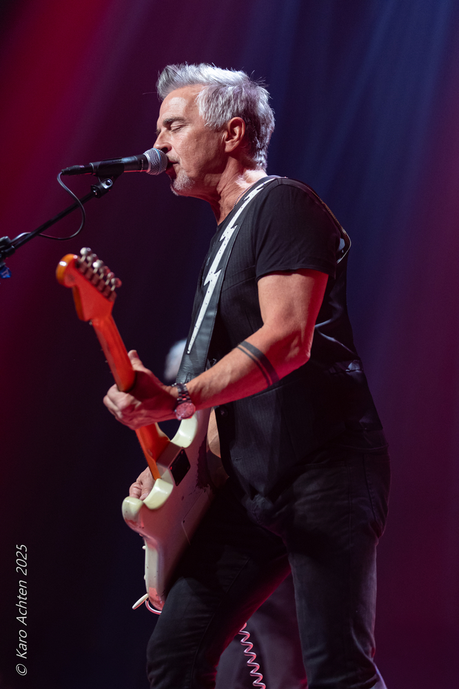 Colin James, 
