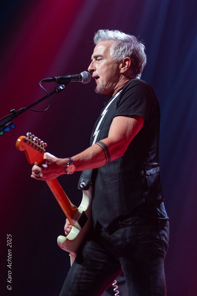 Colin James, 
