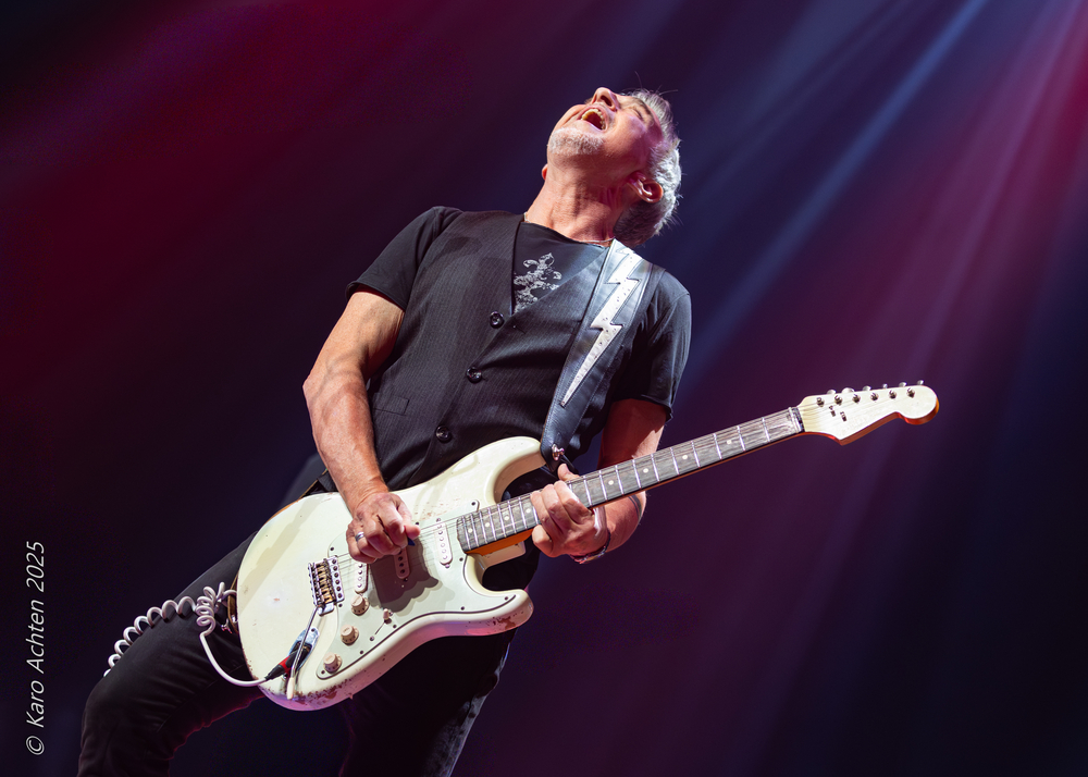 Colin James, 
