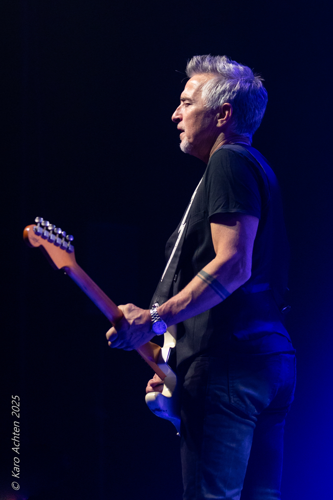 Colin James, 
