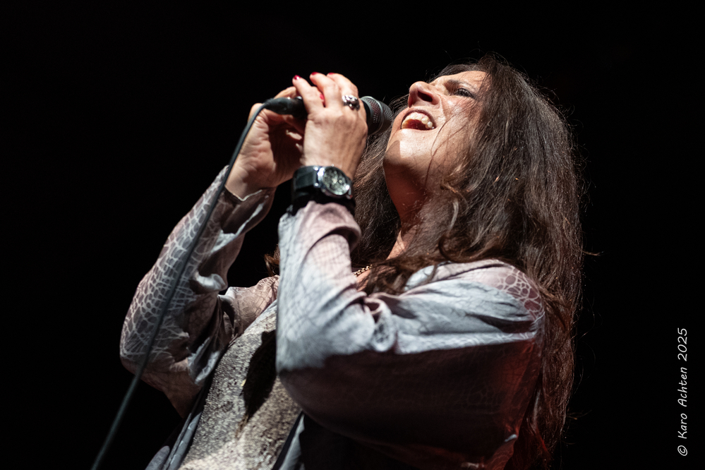 Sari Schorr, 
