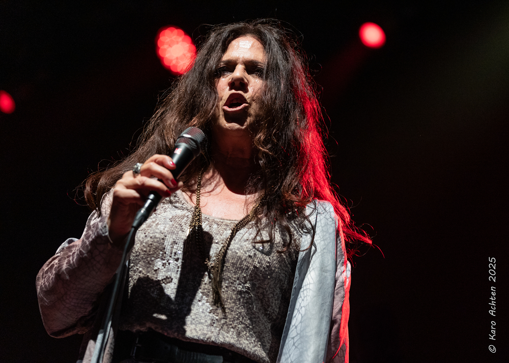 Sari Schorr, 
