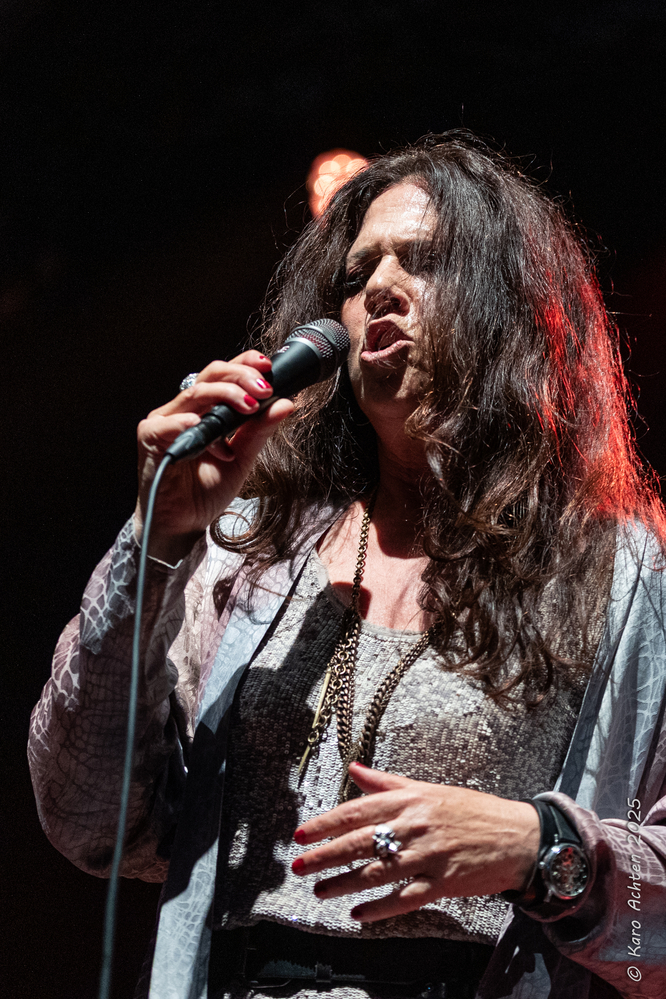Sari Schorr, 
