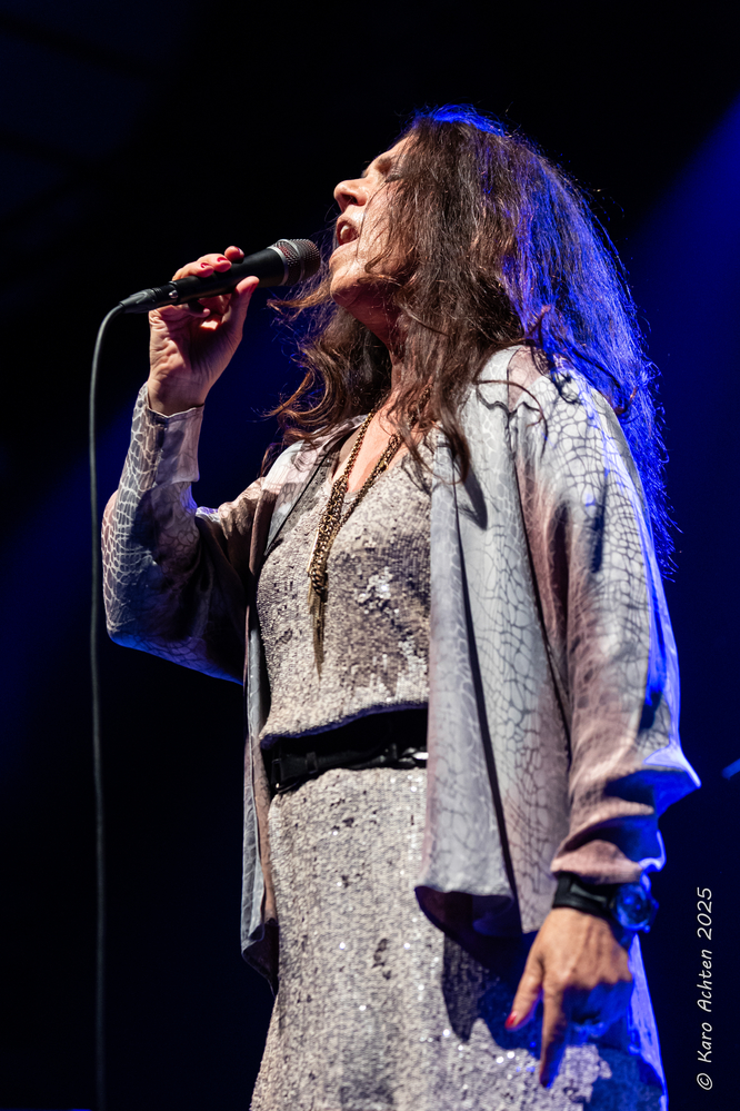 Sari Schorr, 
