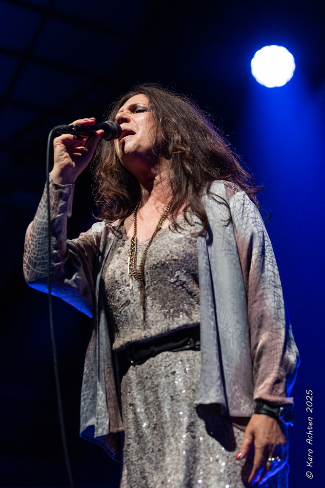 Sari Schorr, 
