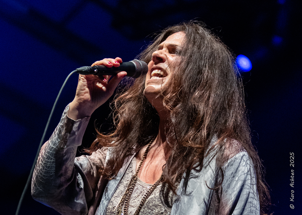 Sari Schorr, 
