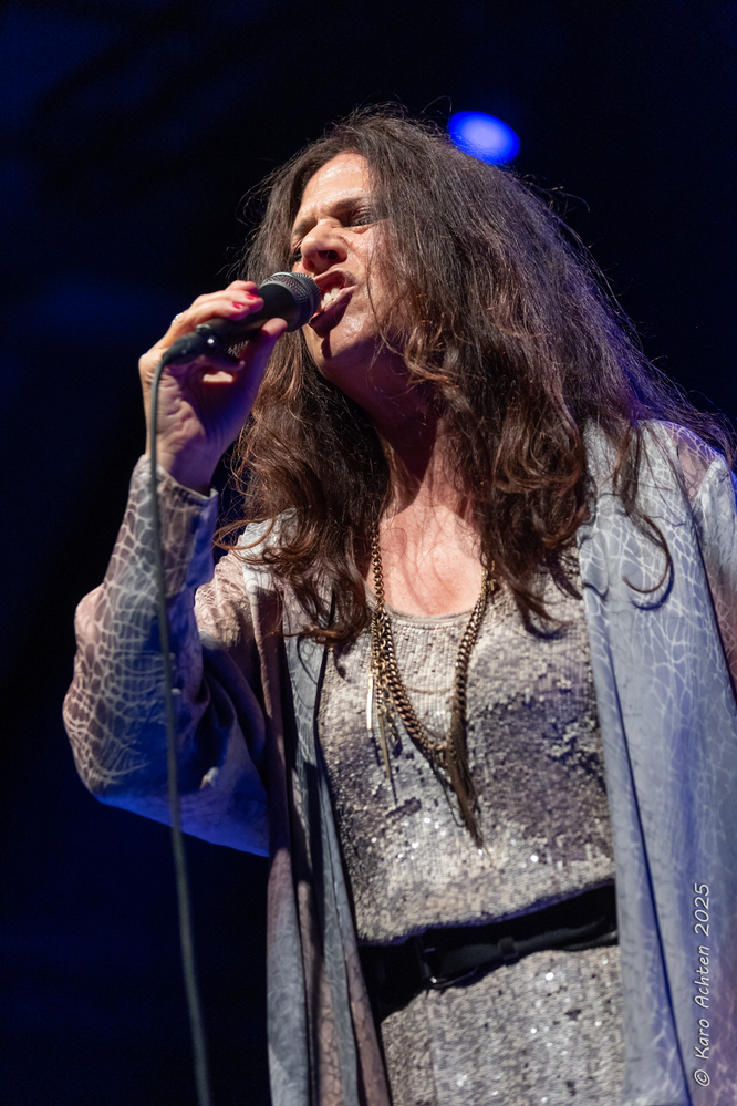 Sari Schorr, 
