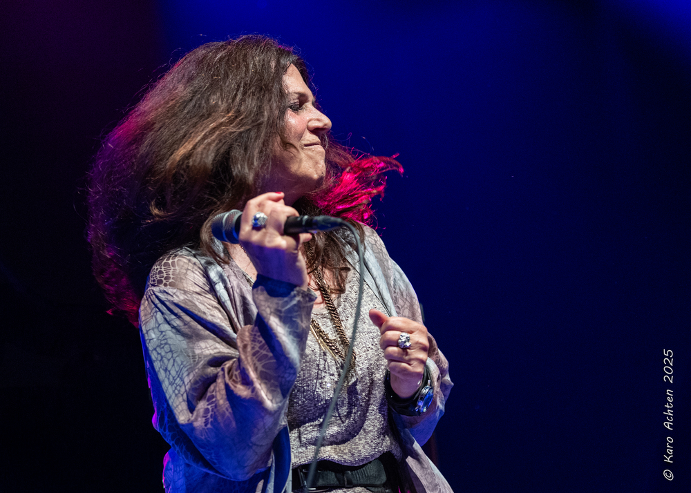 Sari Schorr, 
