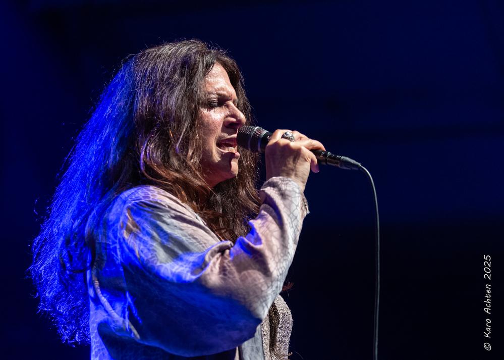 Sari Schorr, 
