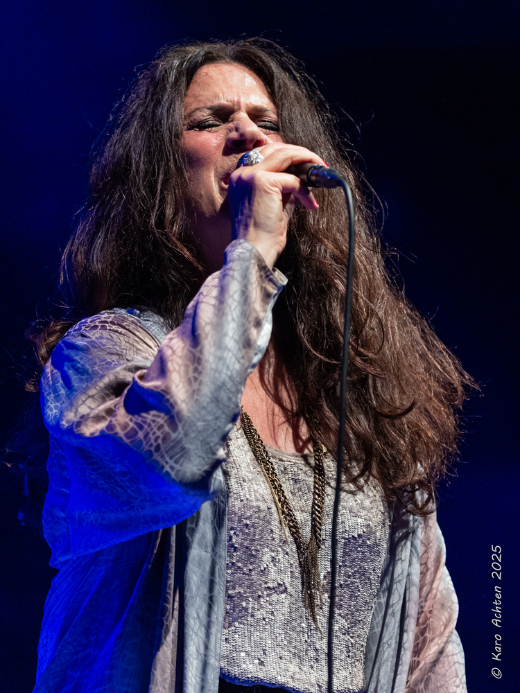 Sari Schorr, 
